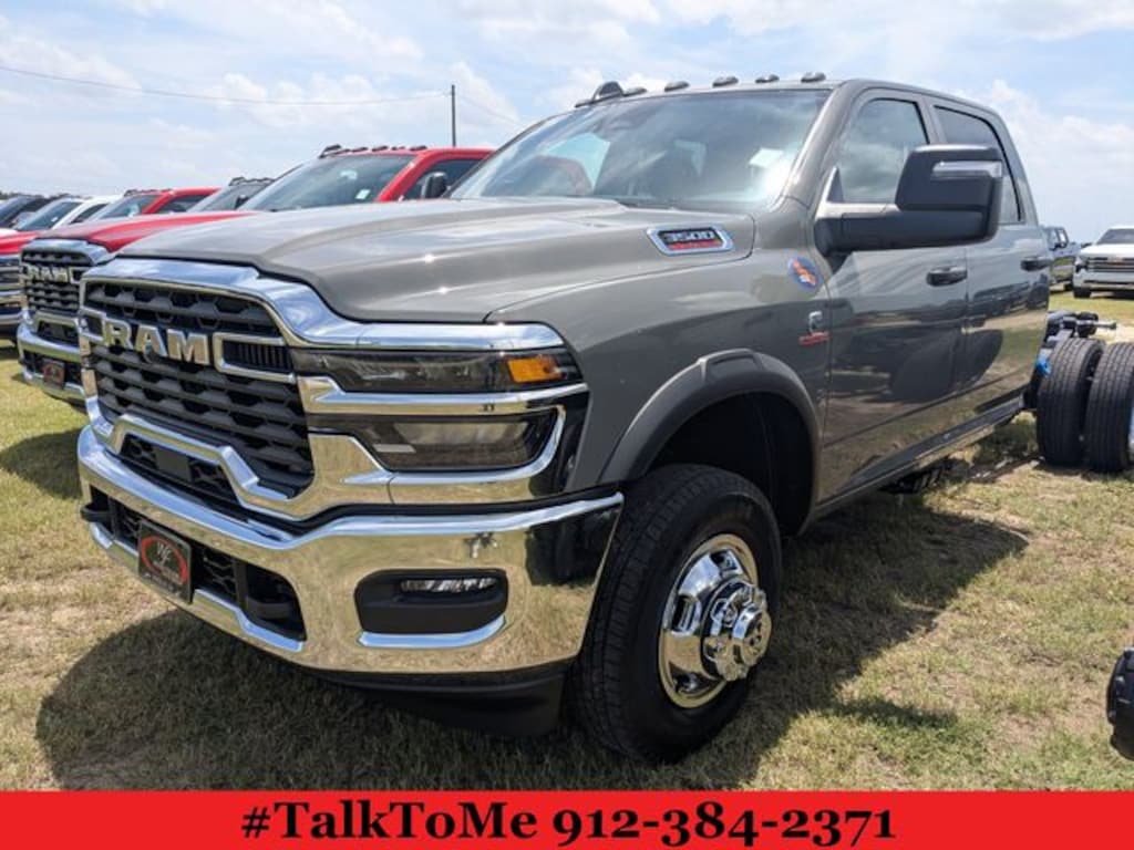 New 2026 Ram 3500 TRADESMAN CREW CAB CHASSIS 4X4 60' CA Pickup