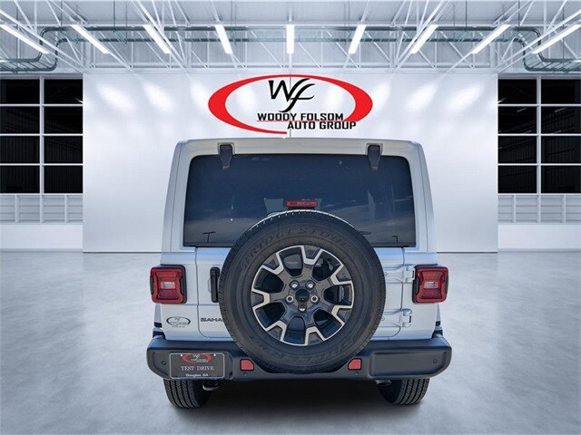 2025 Jeep Wrangler Sahara photo 4