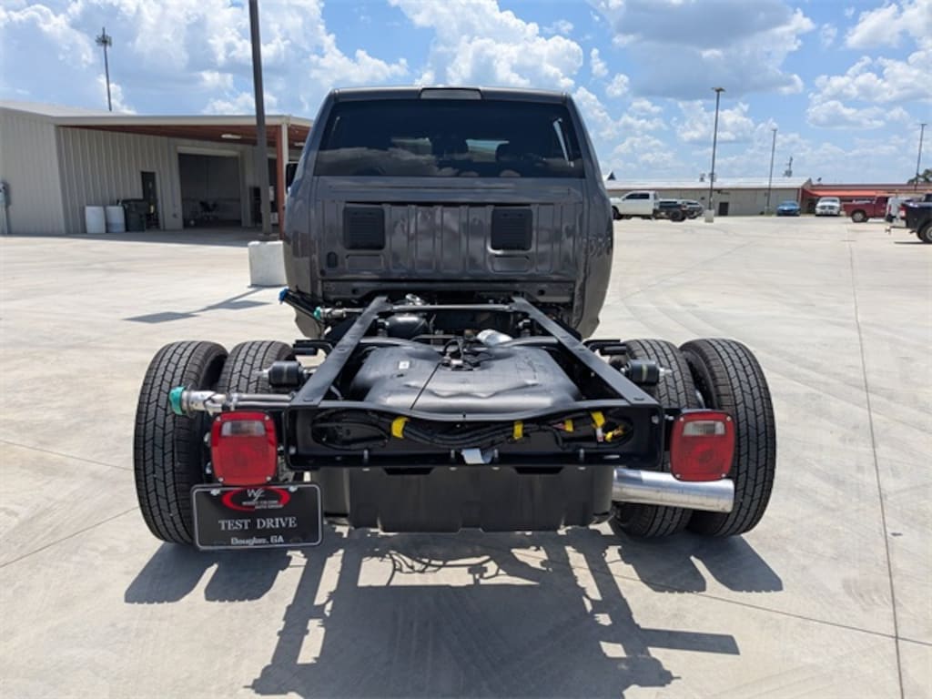 New 2025 Ram 3500 Chassis Cab 3500 TRADESMAN CREW CAB CHASSIS 4X4 60' CA Pickup