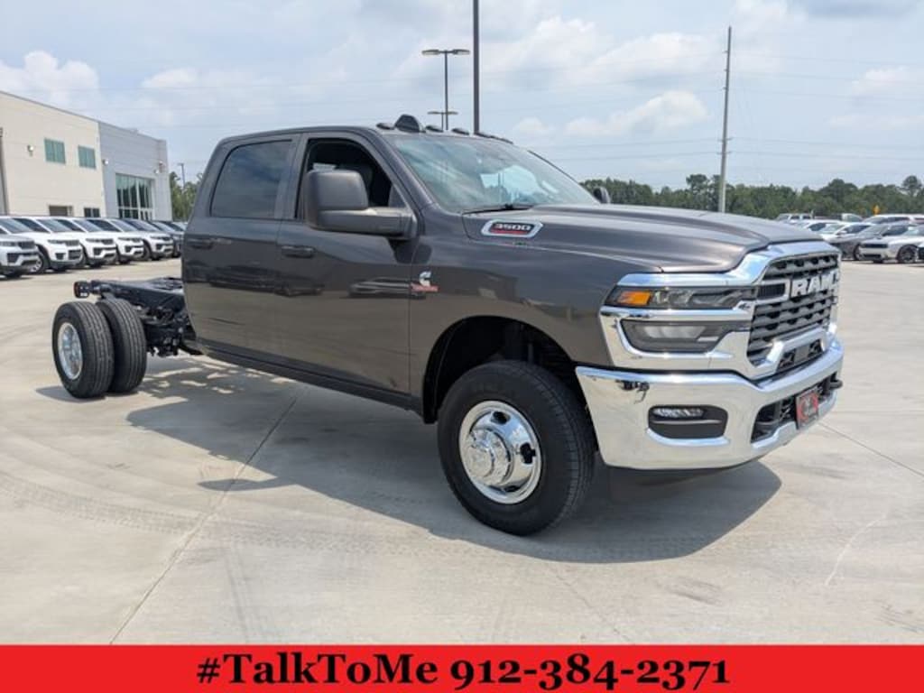 New 2026 Ram 3500 Chassis Cab TRADESMAN CREW 4X4 60' CA Pickup
