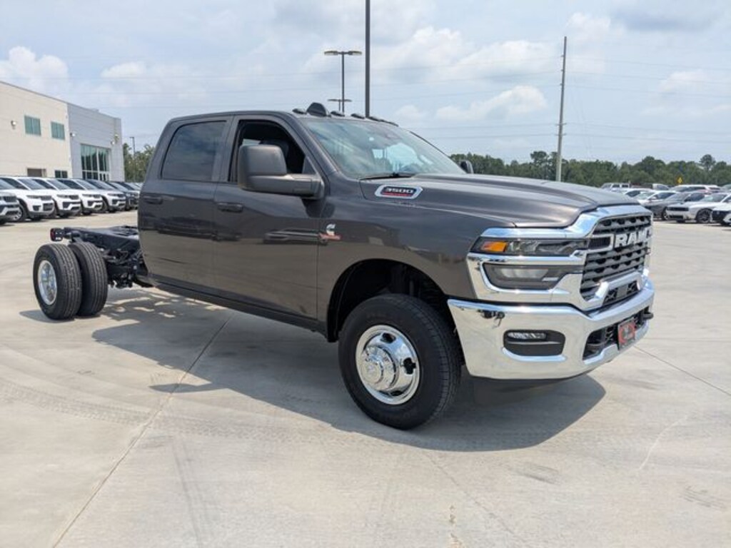 New 2026 Ram 3500 Chassis Cab TRADESMAN CREW 4X4 60' CA Pickup