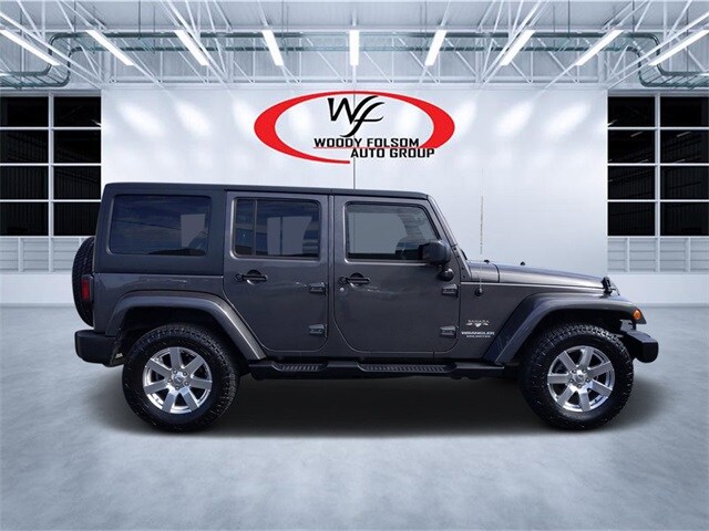2016 Jeep Wrangler Unlimited Sahara photo 2