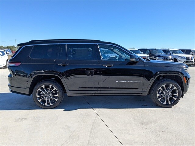 2025 Jeep Grand Cherokee Overland photo 3