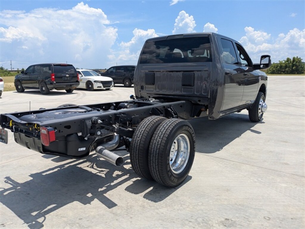 New 2025 Ram 3500 Chassis Cab 3500 TRADESMAN CREW CAB CHASSIS 4X4 60' CA Pickup