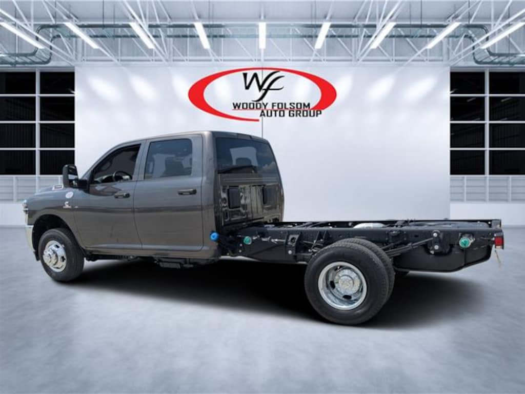 New 2026 Ram 3500 TRADESMAN CREW CAB CHASSIS 4X4 60' CA Pickup
