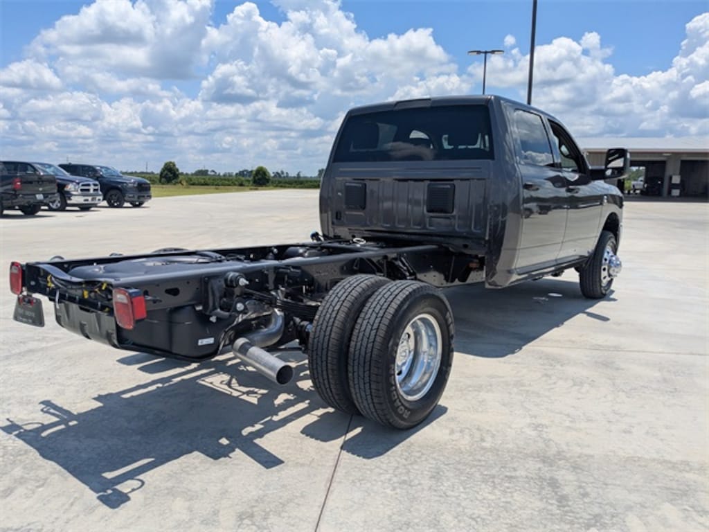 New 2025 Ram 3500 Chassis Cab 3500 TRADESMAN CREW CAB CHASSIS 4X4 60' CA Pickup