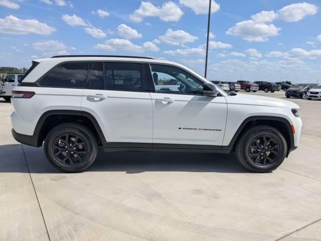 New 2026 Jeep Grand Cherokee LAREDO ALTITUDE 4X4 Sport Utility