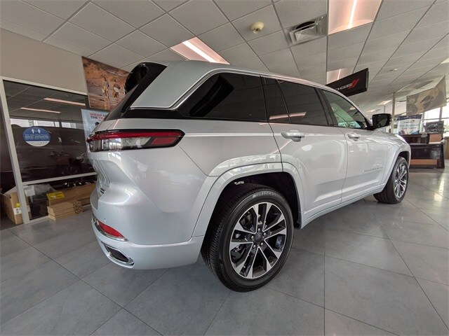 2025 Jeep Grand Cherokee Overland photo 2