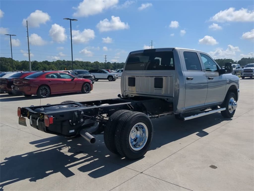 New 2024 Ram 3500 Chassis Cab 3500 TRADESMAN CREW CAB CHASSIS 4X4 60' CA Pickup