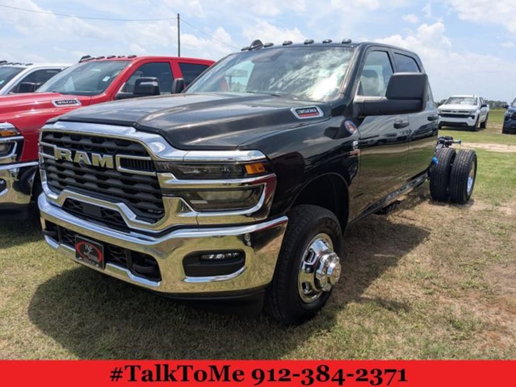 New 2026 Ram 3500 Chassis Cab TRADESMAN CREW 4X4 60' CA Pickup