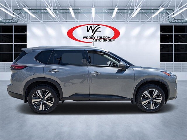 2024 Nissan Rogue SL photo 2