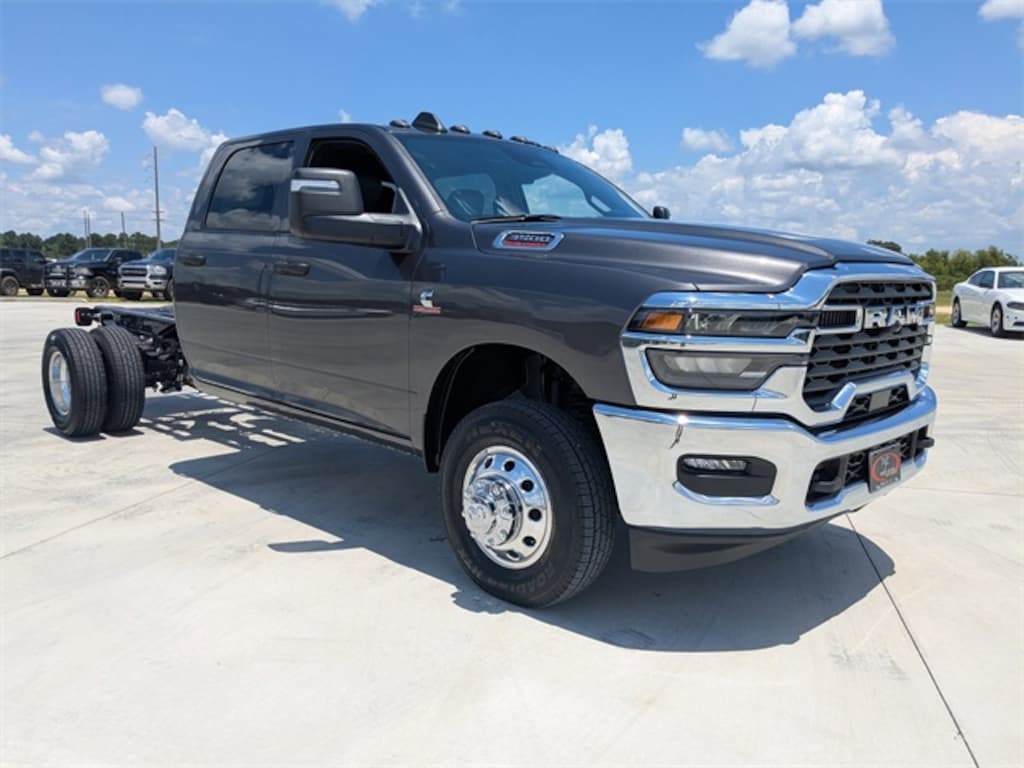 New 2025 Ram 3500 Chassis Cab 3500 TRADESMAN CREW CAB CHASSIS 4X4 60' CA Pickup