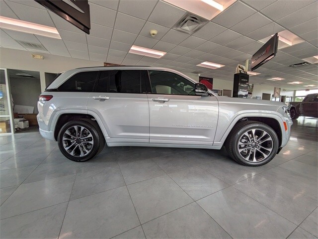 2025 Jeep Grand Cherokee Overland photo 2