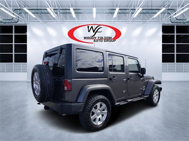 2016 Jeep Wrangler Unlimited Sahara photo 2