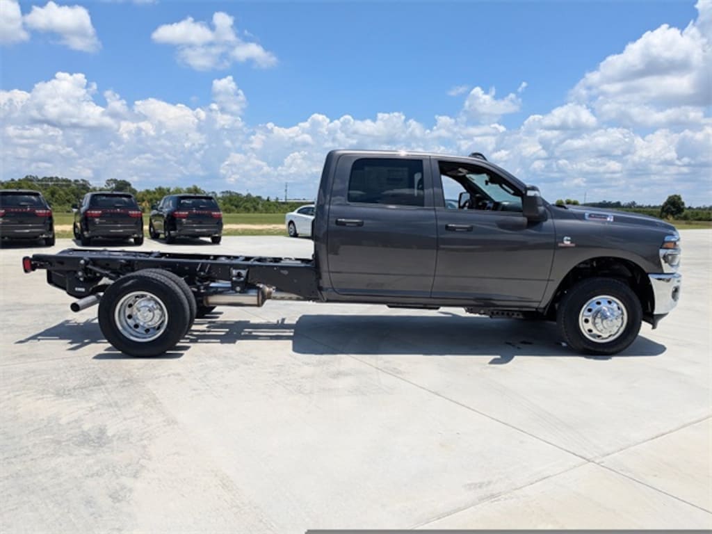 New 2025 Ram 3500 Chassis Cab 3500 TRADESMAN CREW CAB CHASSIS 4X4 60' CA Pickup