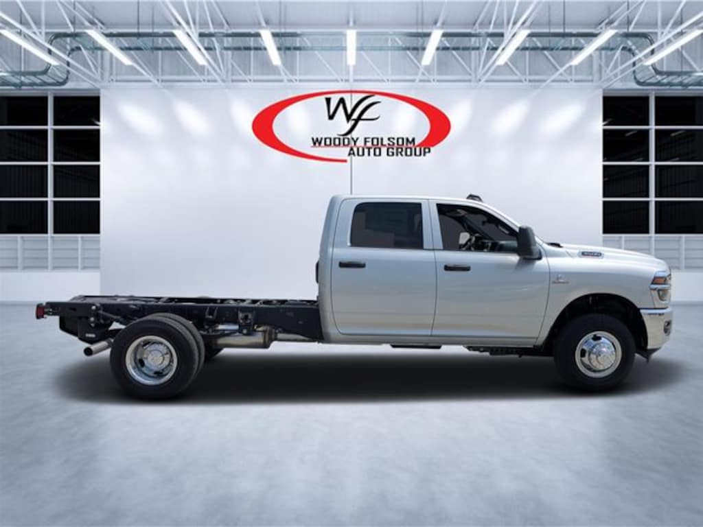 New 2026 Ram 3500 TRADESMAN CREW CAB CHASSIS 4X4 60' CA Pickup