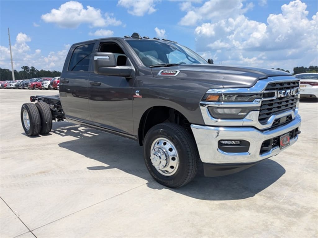 New 2025 Ram 3500 Chassis Cab 3500 TRADESMAN CREW CAB CHASSIS 4X4 60' CA Pickup