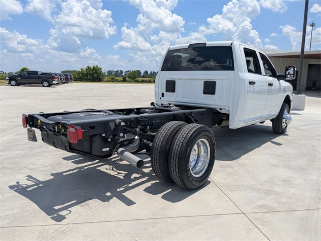 New 2025 Ram 3500 Chassis Cab 3500 TRADESMAN CREW CAB CHASSIS 4X4 60' CA Pickup