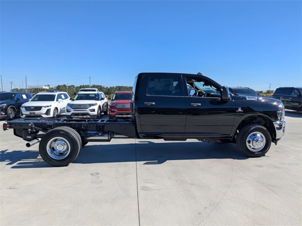 New 2026 Ram 3500 Chassis Cab 3500 TRADESMAN CREW CAB CHASSIS 4X4 60' CA Pickup