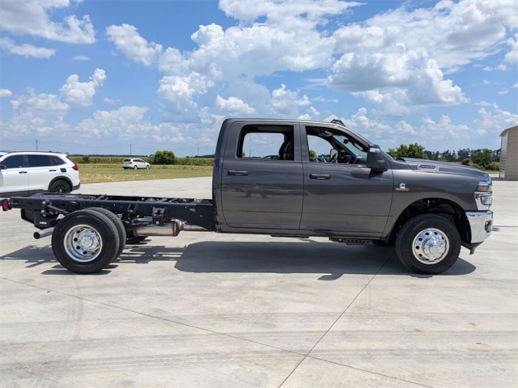 New 2025 Ram 3500 Chassis Cab 3500 TRADESMAN CREW CAB CHASSIS 4X4 60' CA Pickup