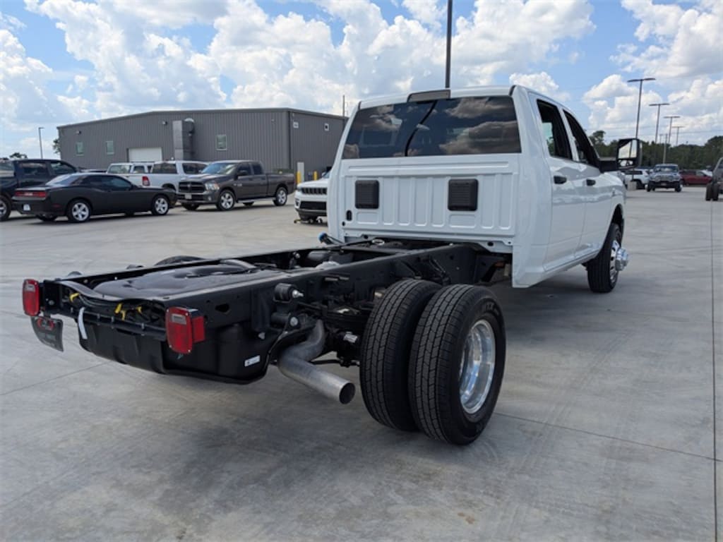 New 2025 Ram 3500 Chassis Cab 3500 TRADESMAN CREW CAB CHASSIS 4X4 60' CA Pickup