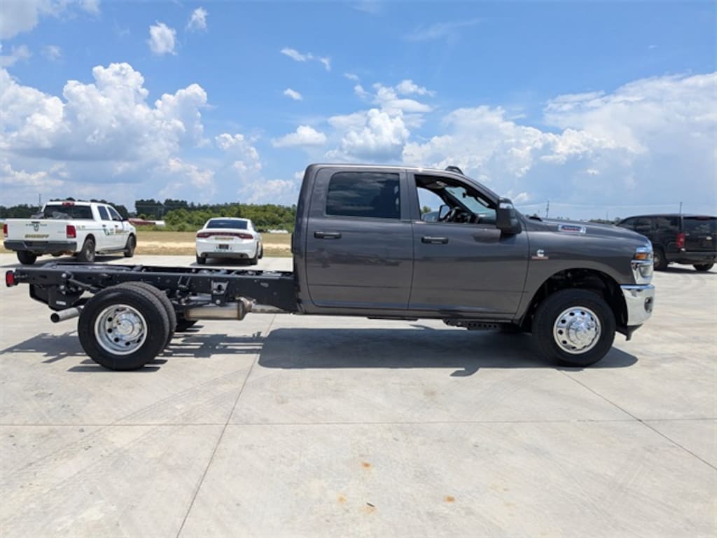 New 2025 Ram 3500 Chassis Cab 3500 TRADESMAN CREW CAB CHASSIS 4X4 60' CA Pickup
