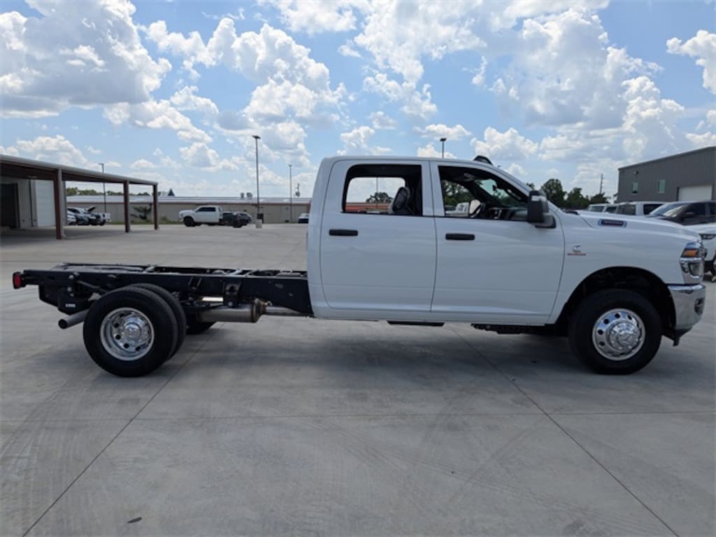 New 2025 Ram 3500 Chassis Cab 3500 TRADESMAN CREW CAB CHASSIS 4X4 60' CA Pickup