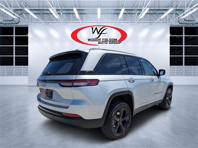 2025 Jeep Grand Cherokee Altitude photo 2