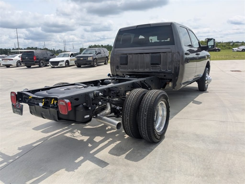New 2025 Ram 3500 Chassis Cab 3500 TRADESMAN CREW CAB CHASSIS 4X4 60' CA Pickup
