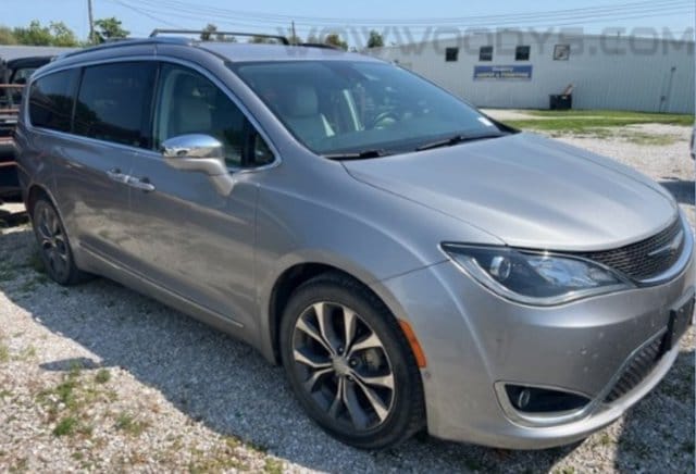 Used 2017 Chrysler Pacifica Limited with VIN 2C4RC1GG5HR620075 for sale in Kansas City