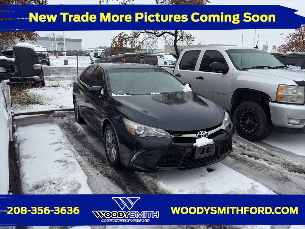 2015 Toyota Camry SE's photo