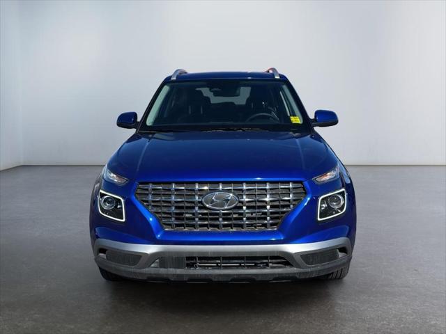 2024 Hyundai Venue Limited photo 2
