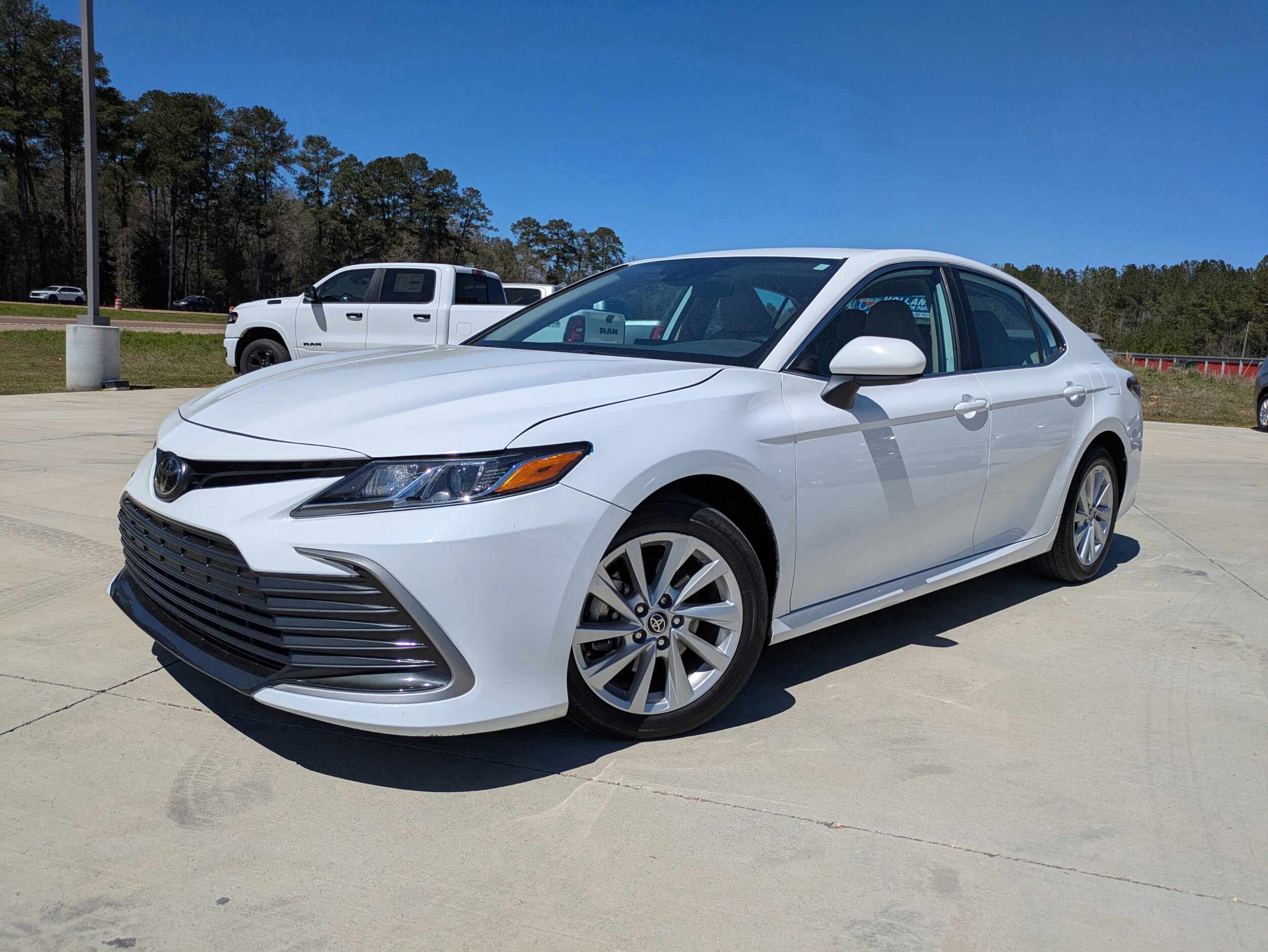 2023 Toyota Camry LE photo 4