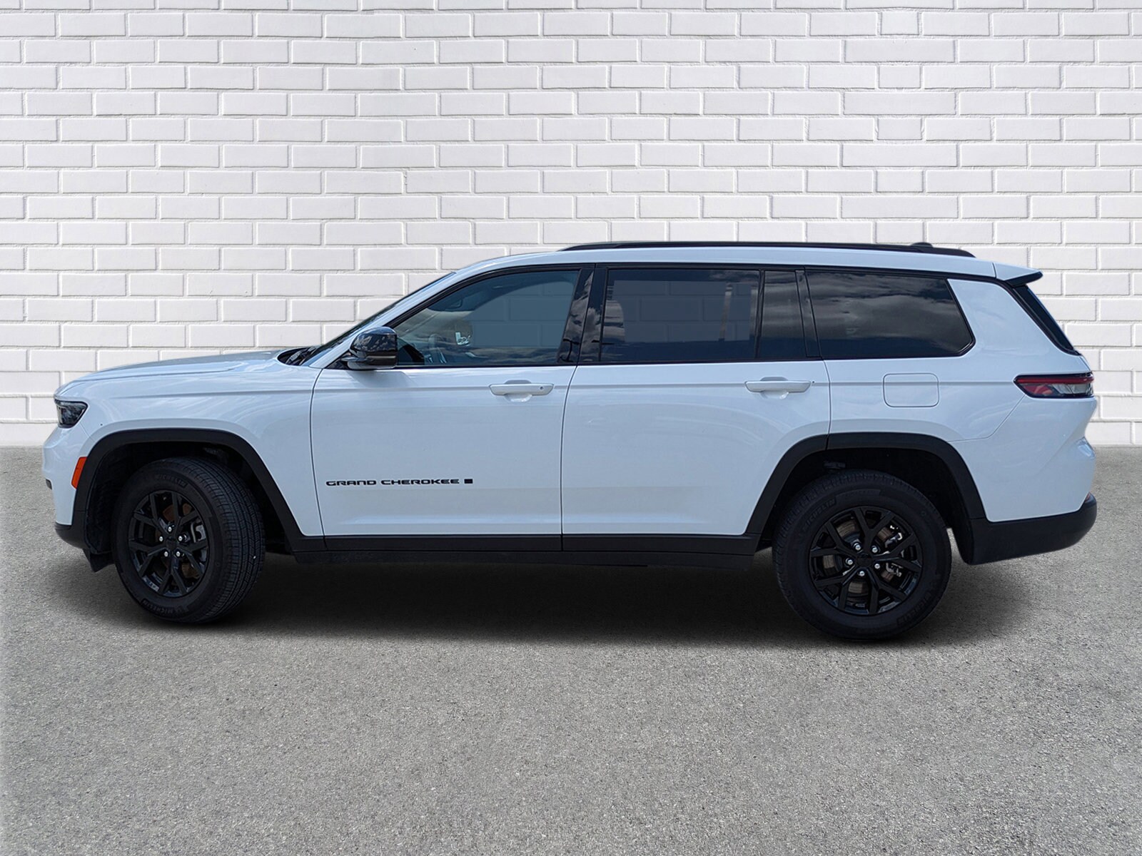 2024 Jeep Grand Cherokee Altitude photo 2