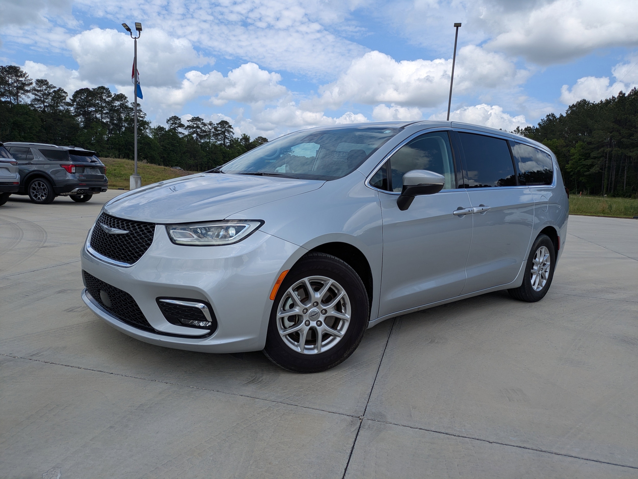Silver Mist Clearcoat 2023 Chrysler Pacifica Touring L FWD Minivan Front-Wheel Drive Automatic
