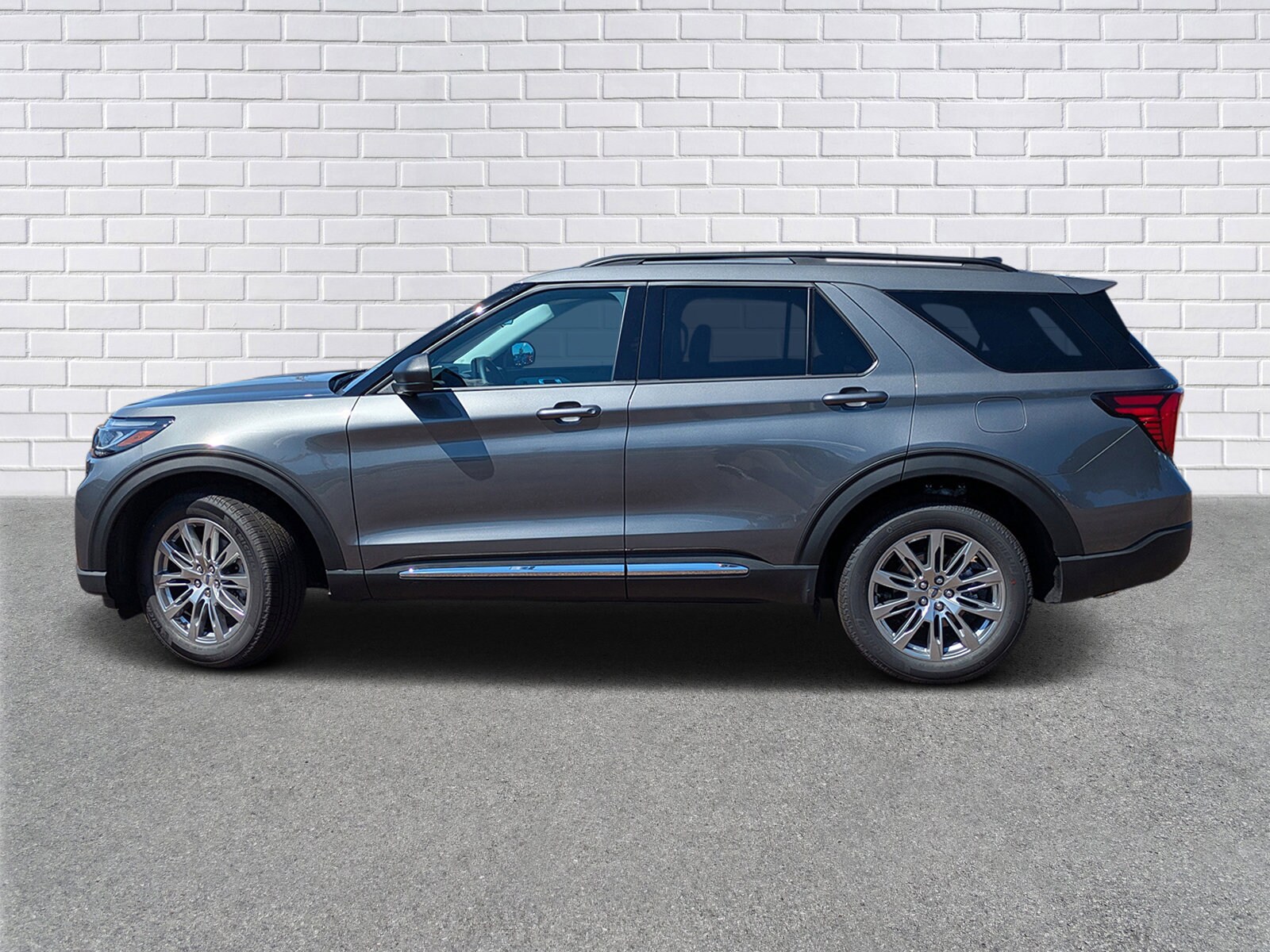 2025 Ford Explorer photo 2