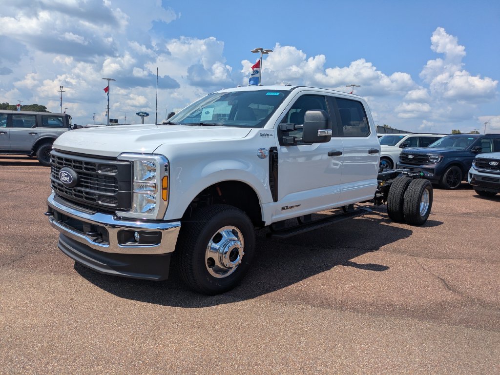 2027 Ford F-350 Super Duty Chassis Cab XL