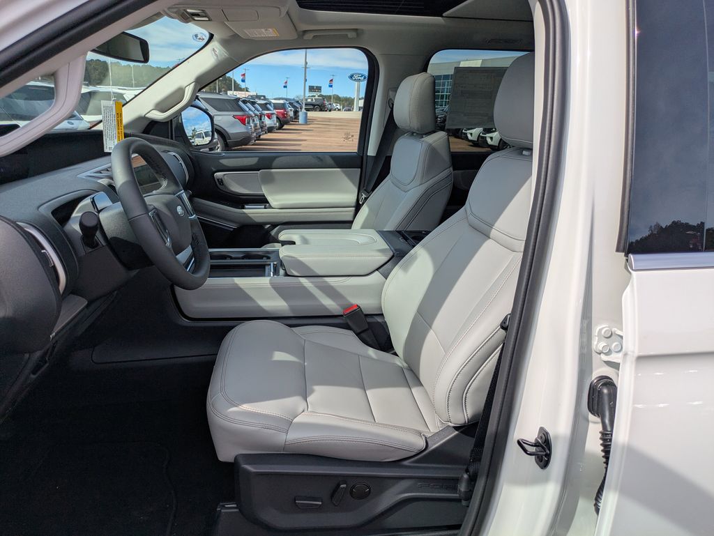 2025 Ford Expedition MAX photo 3