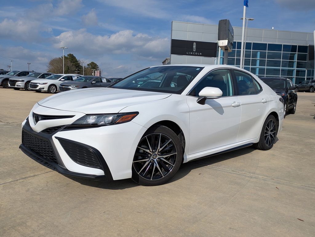 2024 Toyota Camry SE's photo