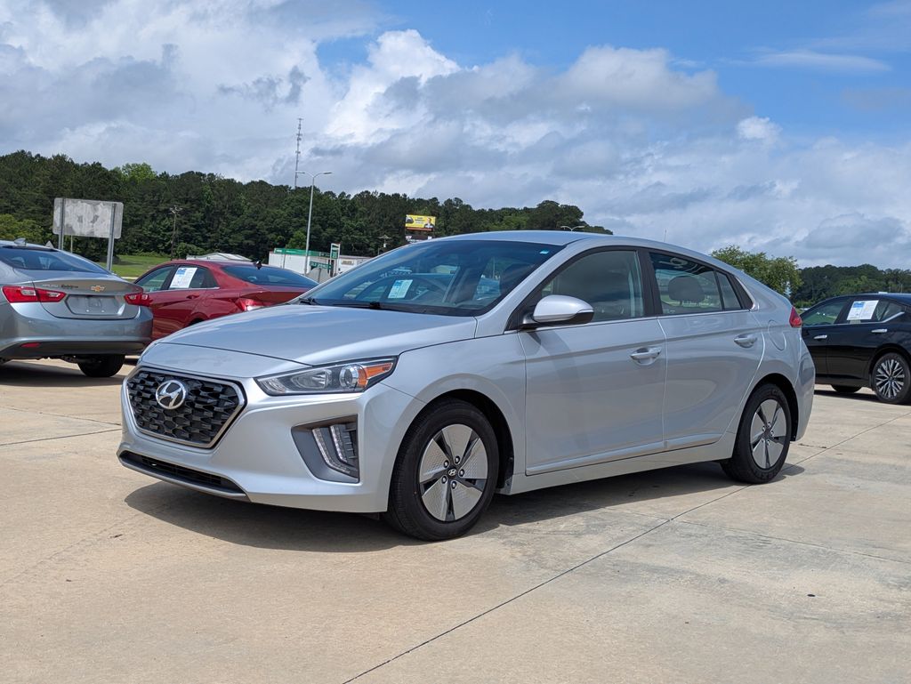 2022 Hyundai Ioniq Hybrid SE's photo