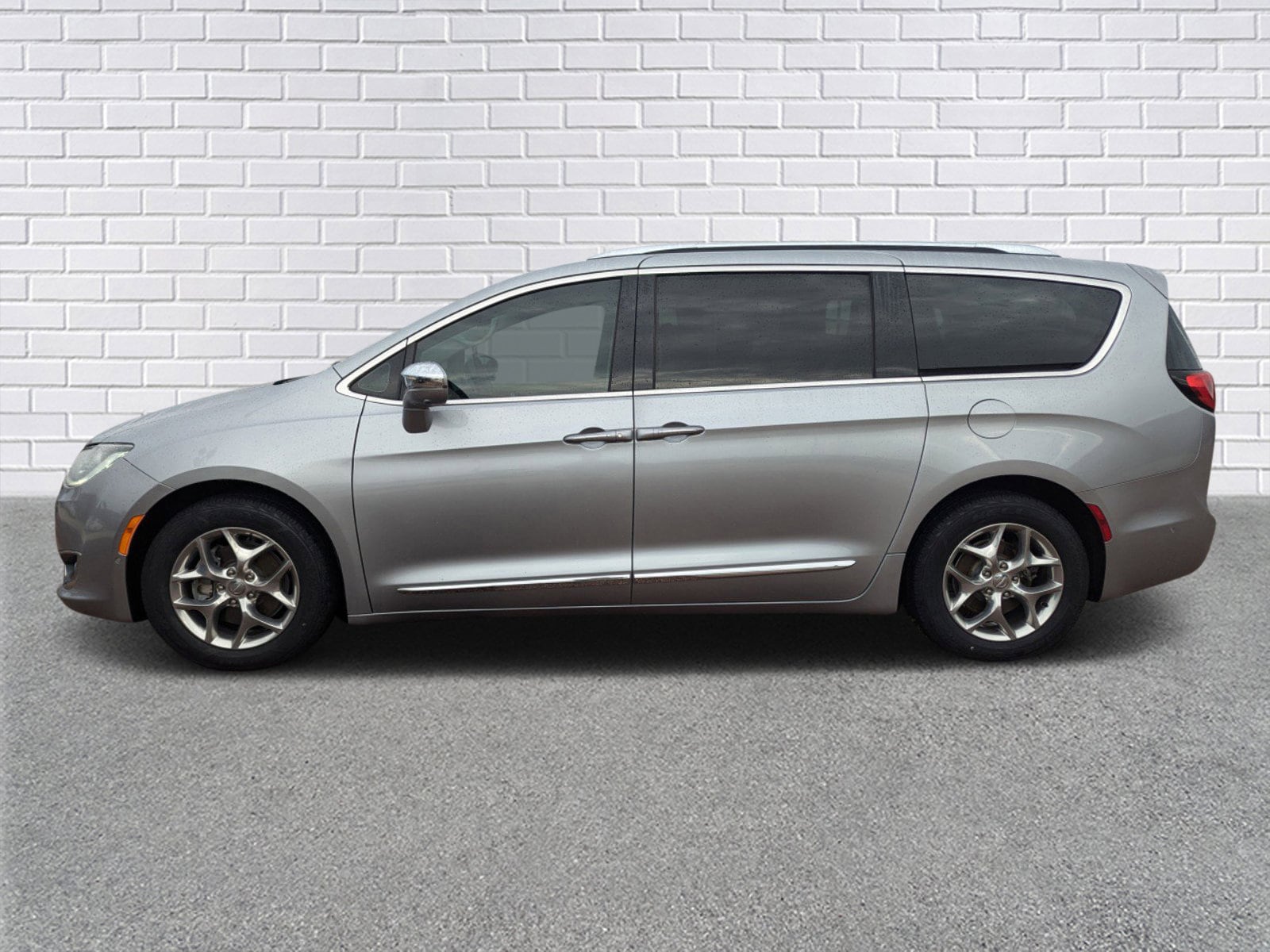 Used 2019 Chrysler Pacifica Limited with VIN 2C4RC1GG2KR551028 for sale in Collins, MS