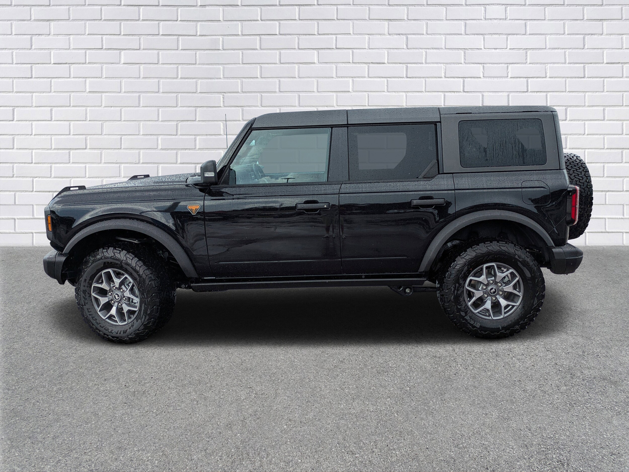 2025 Ford Bronco Badlands photo 2