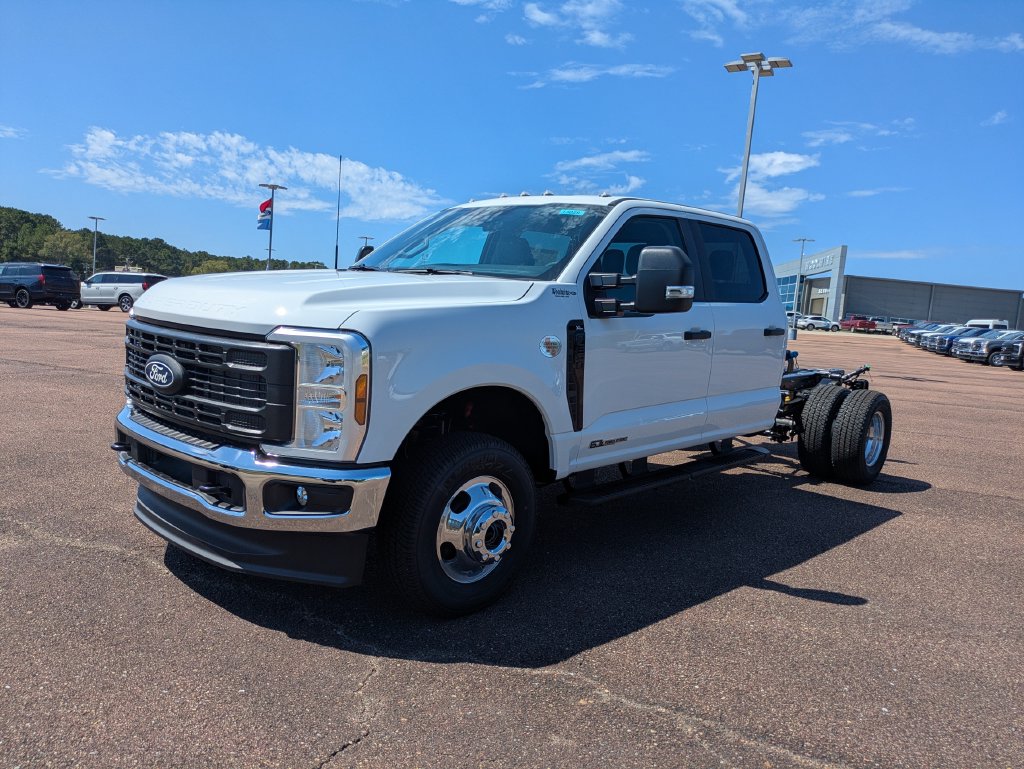 2027 Ford F-350 Chassis XL Truck Crew Cab