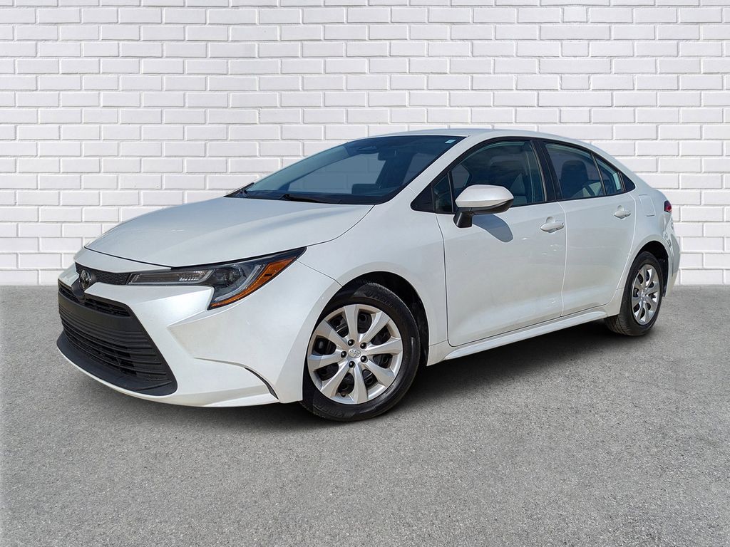 2024 Toyota Corolla LE's photo