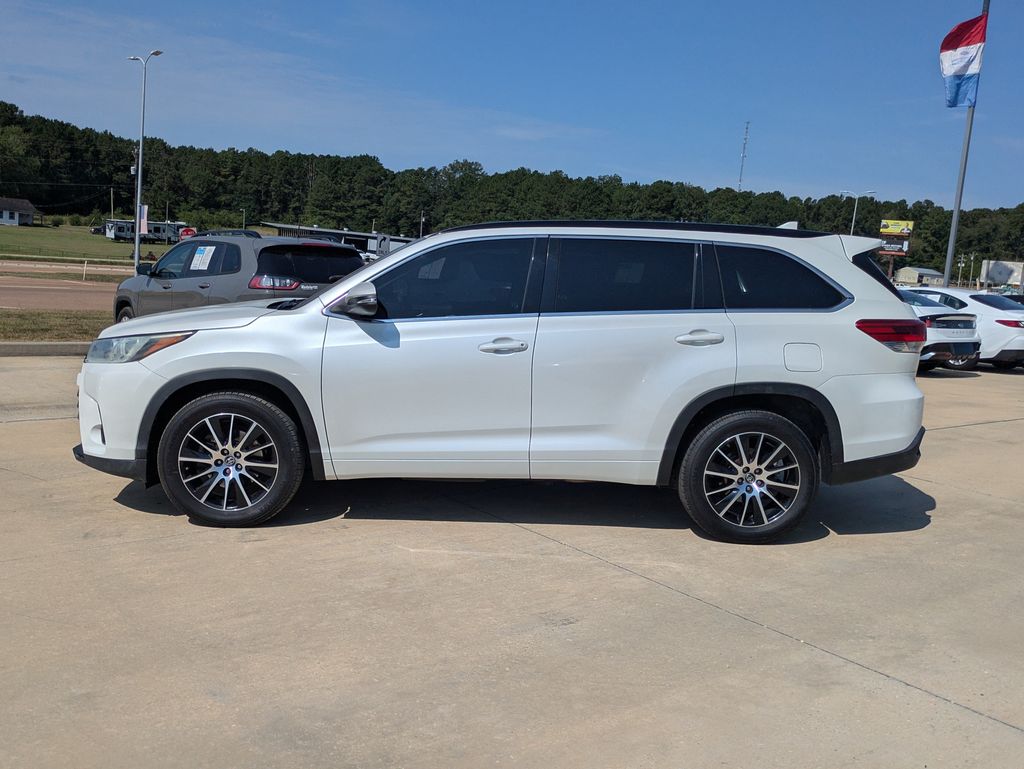 Used 2018 Toyota Highlander SE with VIN 5TDKZRFH8JS530893 for sale in Collins, MS