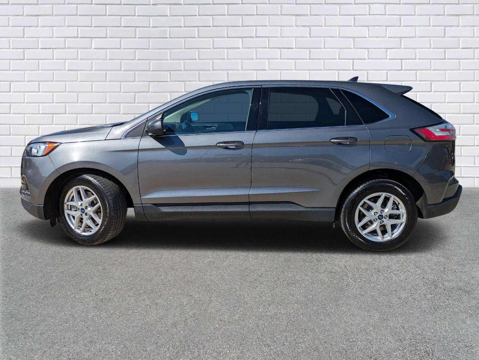 2022 Ford Edge SEL photo 2
