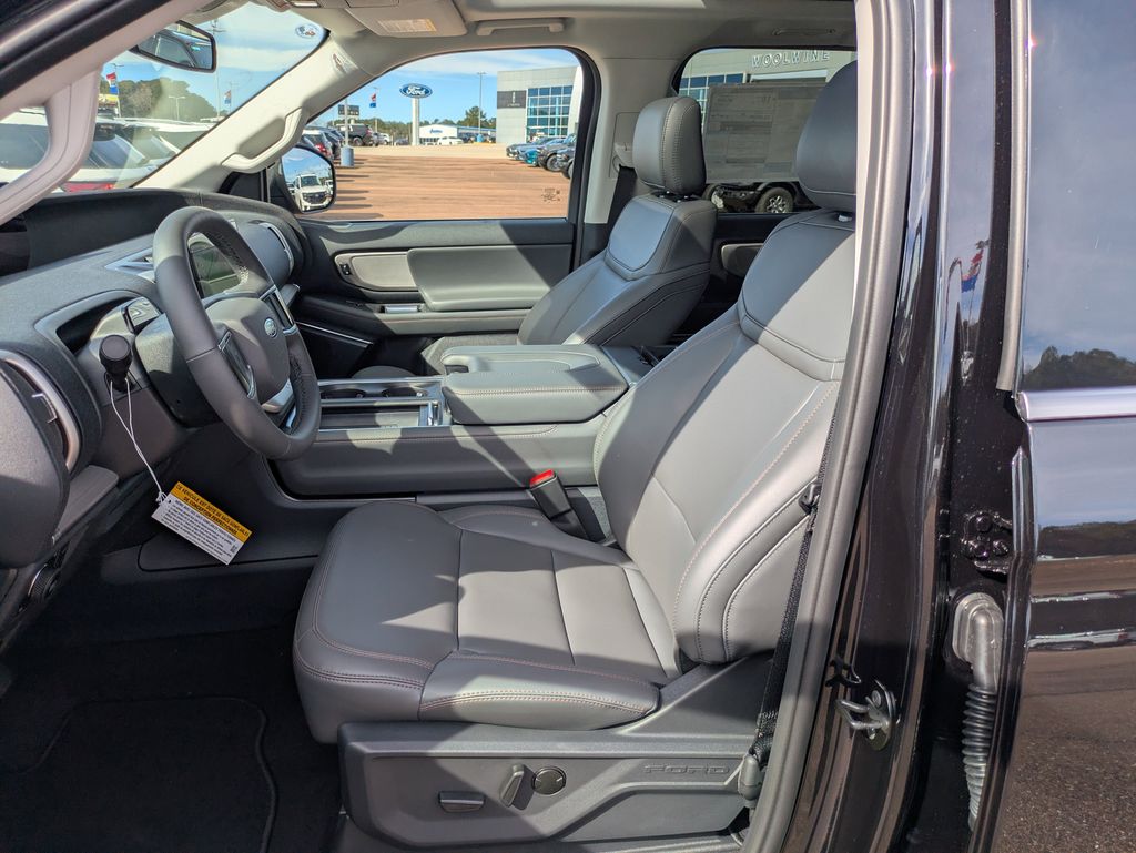 2025 Ford Expedition photo 2