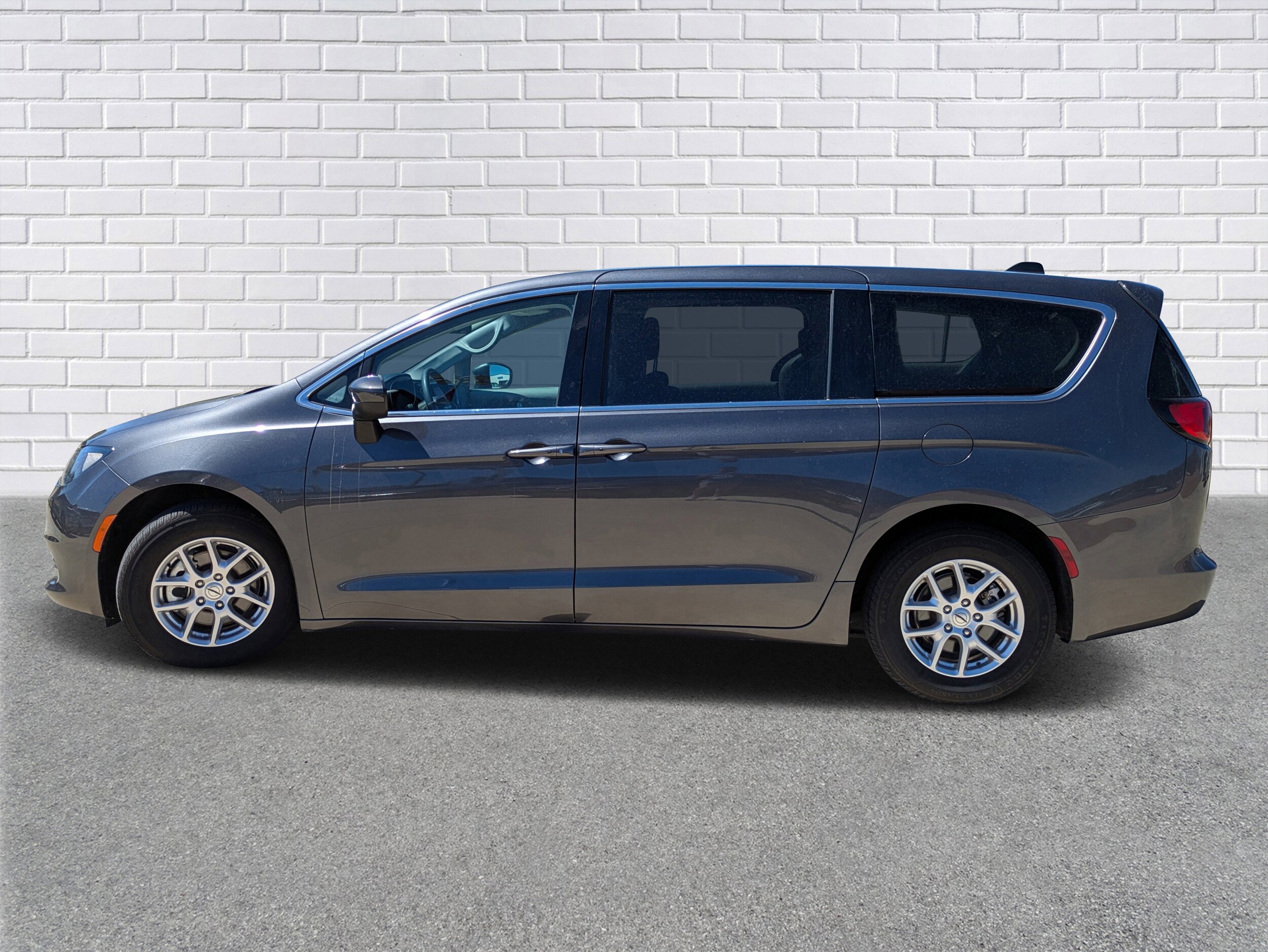 2022 Chrysler Voyager LX photo 4