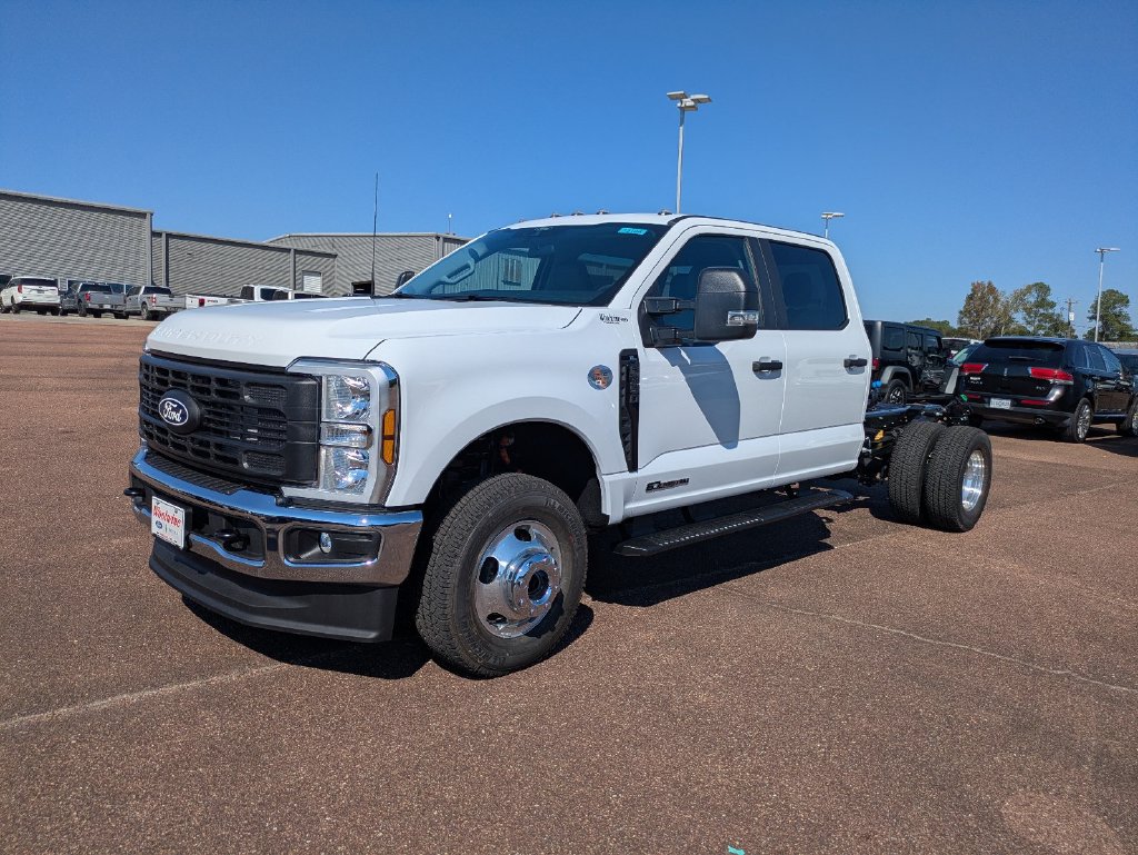 2027 Ford F-350 Chassis XL Truck Crew Cab