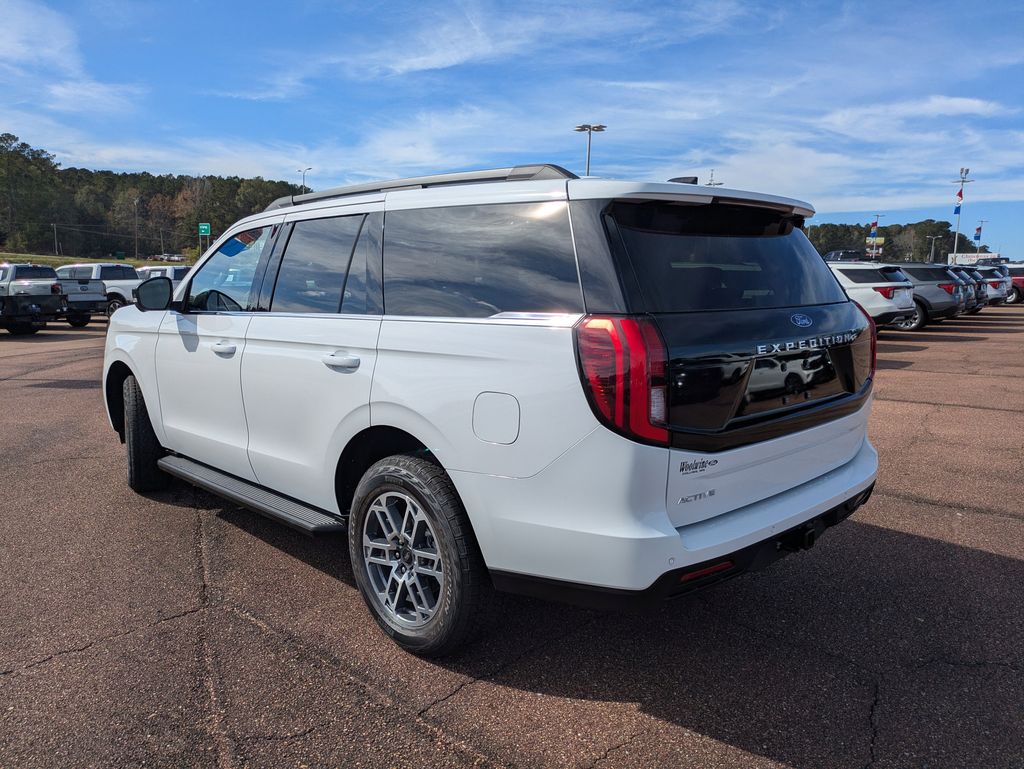 2025 Ford Expedition photo 2